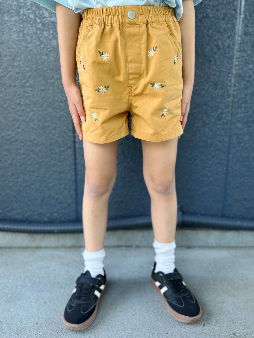 ブルー系のTシャツ/カットソー、イエロー系のその他パンツ、ブラック系のパーカーを着用したキッズの夏コーディネートの10枚目の写真