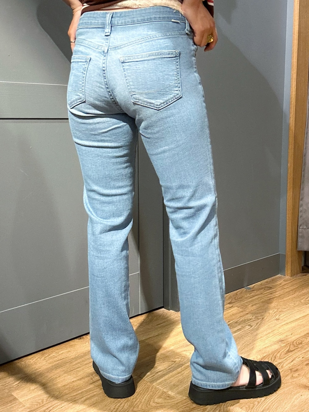 ブルー系のデニムパンツ、ブラック系のショルダーバッグ、ブラック系のキャップを着用したレディースの夏コーディネートの8枚目の写真