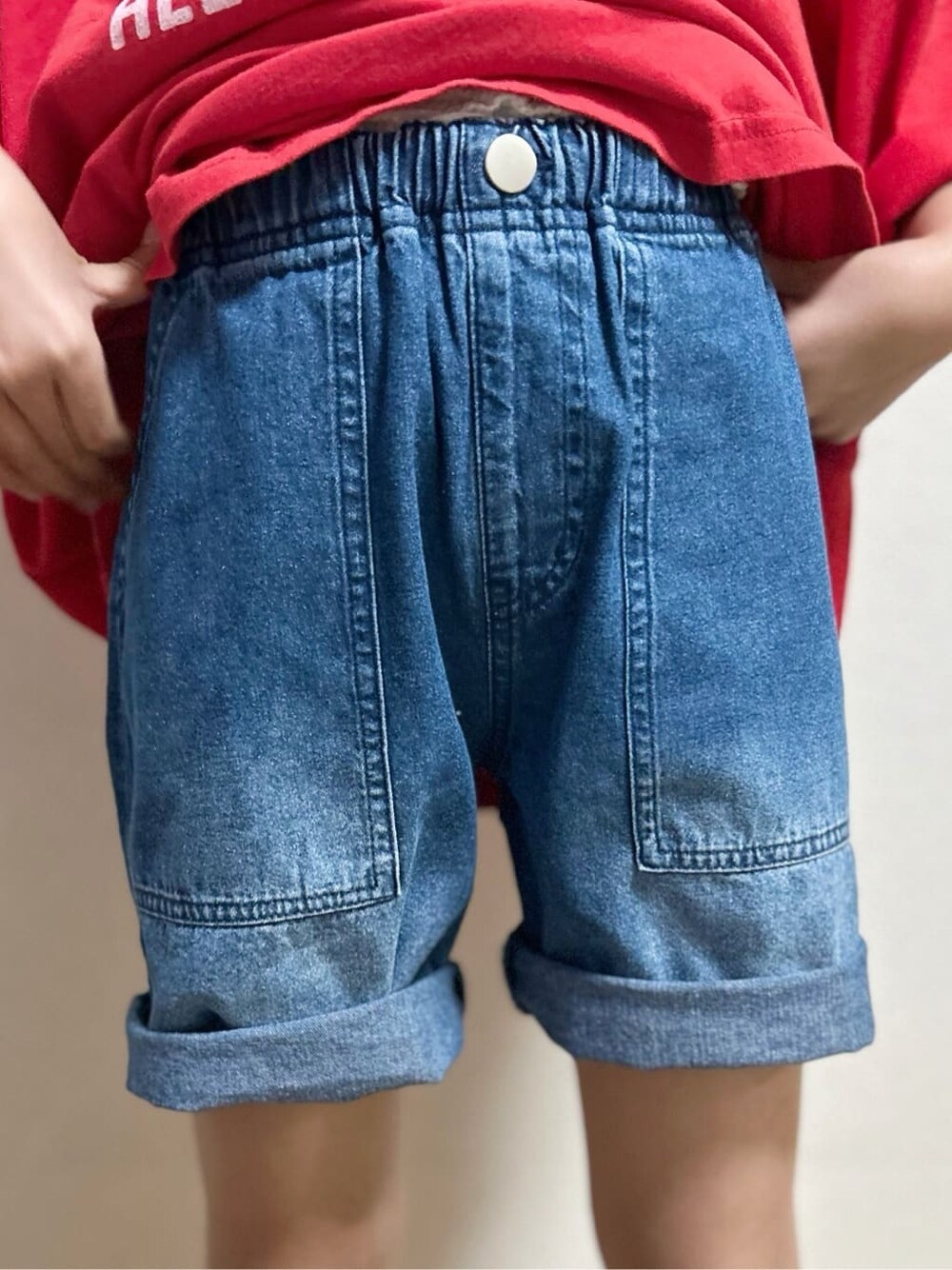 レッド系のTシャツ/カットソー、ブルー系のその他パンツ、ブラック系のボディバッグ/ウエストポーチを着用したキッズの春コーディネートの9枚目の写真