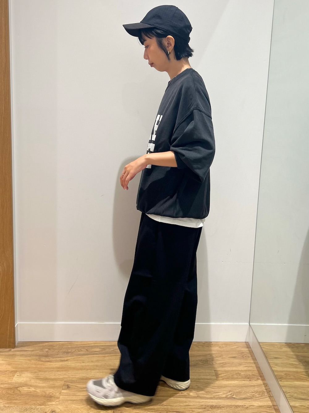 グレー系のスウェット、ブラック系のその他パンツ、ブラック系のトートバッグを着用したレディースの秋コーディネートの2枚目の写真