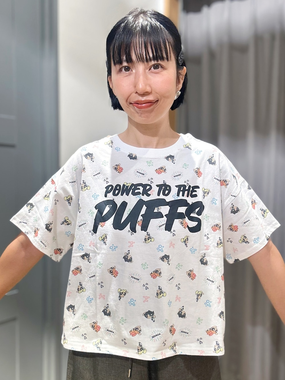 ホワイト系のTシャツ/カットソー、グレー系のベスト、グレー系のその他パンツを着用したレディースの夏コーディネートの5枚目の写真