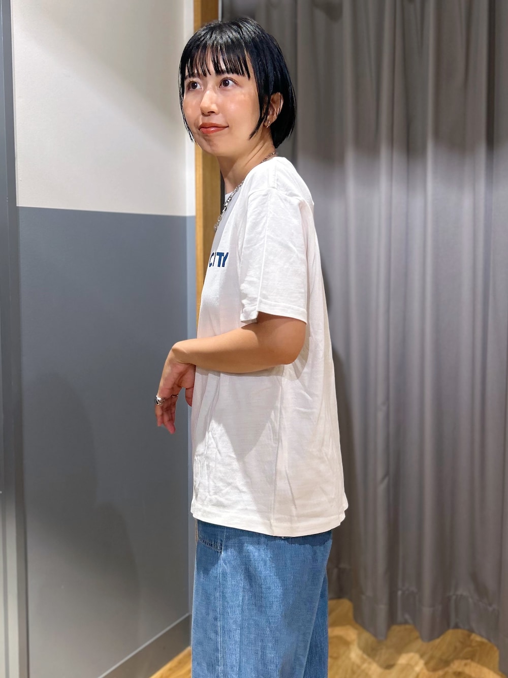 ホワイト系のTシャツ/カットソー、ブルー系のデニムパンツ、ブラック系のシャツ/ブラウスを着用したレディースの夏コーディネートの5枚目の写真