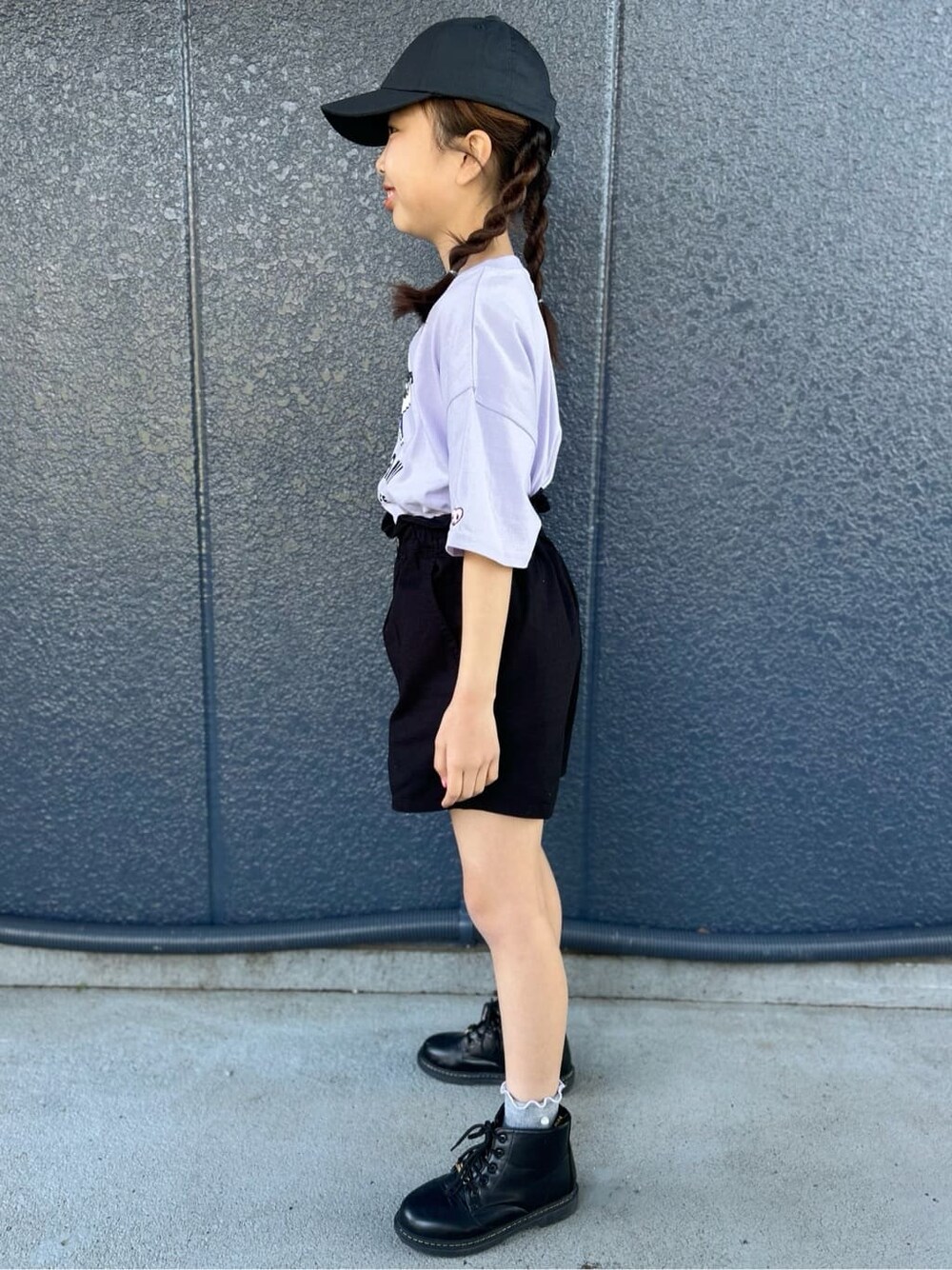パープル系のTシャツ/カットソー、ブラック系のその他パンツ、ブラック系のショルダーバッグを着用したキッズの春コーディネートの3枚目の写真