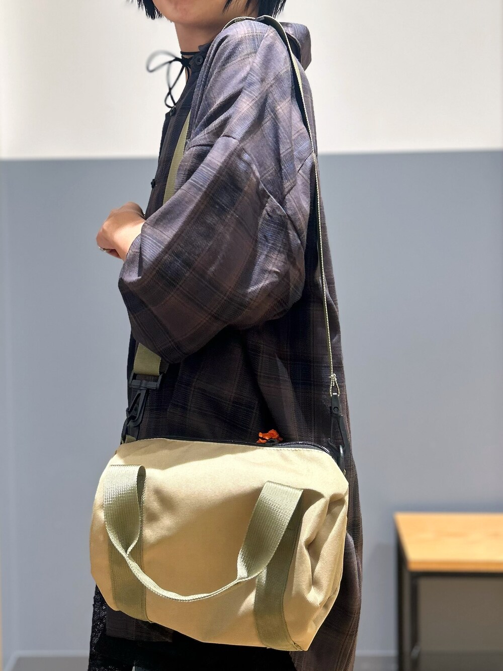 ブラウン系のシャツ/ブラウス、ブラック系のタンクトップ、ブルー系のデニムパンツを着用したレディースの秋コーディネートの9枚目の写真