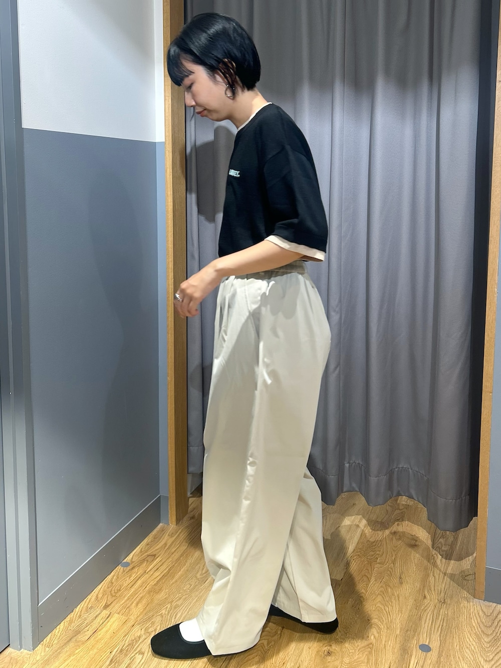 ブラック系のニット/セーター、グレー系のその他パンツ、ブラック系のトートバッグを着用したレディースの夏コーディネートの3枚目の写真
