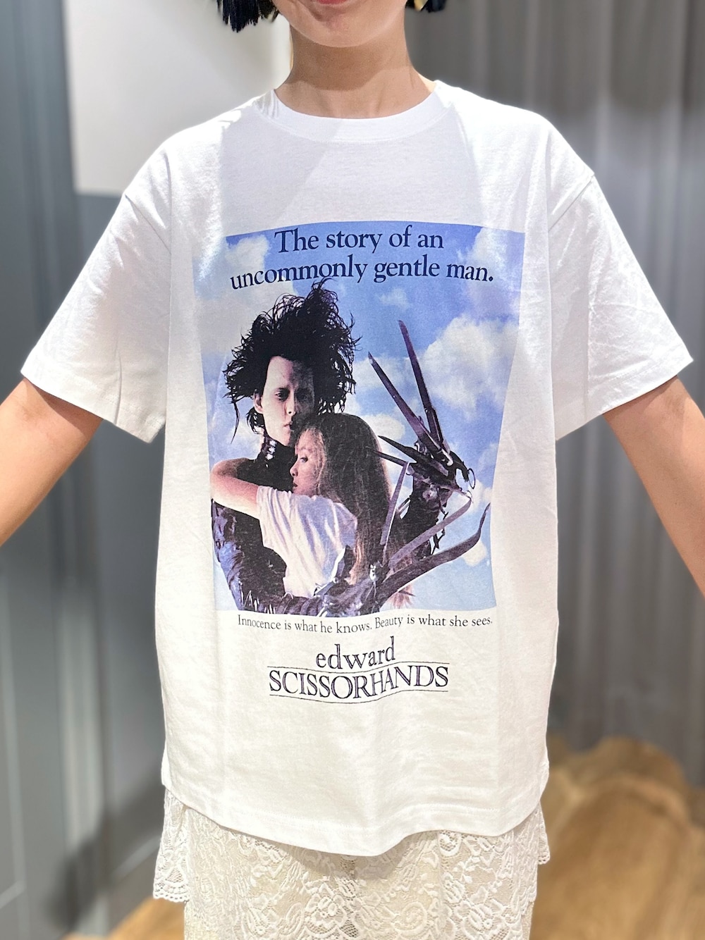 ホワイト系のTシャツ/カットソー、ベージュ系のその他パンツ、ホワイト系のサンダルを着用したレディースの夏コーディネートの6枚目の写真