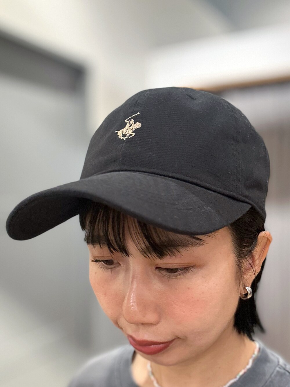 グレー系のTシャツ/カットソー、ホワイト系のその他パンツ、グレー系のショルダーバッグを着用したレディースの夏コーディネートの7枚目の写真