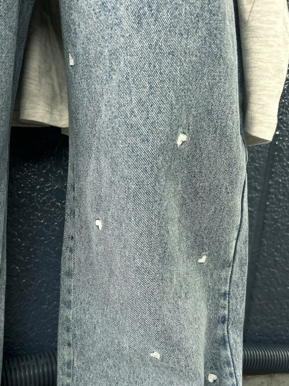 ブルー系のその他パンツ、ホワイト系のルームワンピースを着用したキッズの秋コーディネートの10枚目の写真