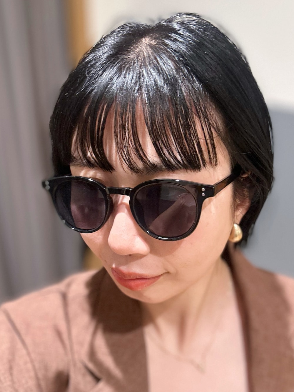 ブラウン系のテーラードジャケット、ブラウン系のその他パンツ、ホワイト系のタンクトップを着用したレディースの夏コーディネートの8枚目の写真