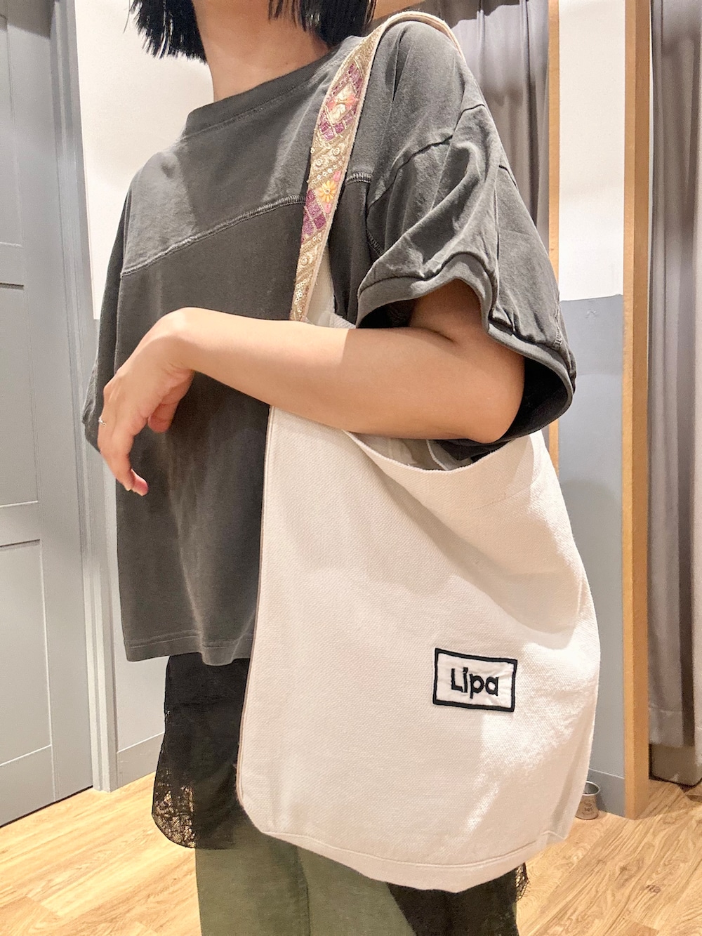 ブラック系のTシャツ/カットソー、ブラック系のTシャツ/カットソー、グリーン系のその他パンツを着用したレディースの夏コーディネートの9枚目の写真