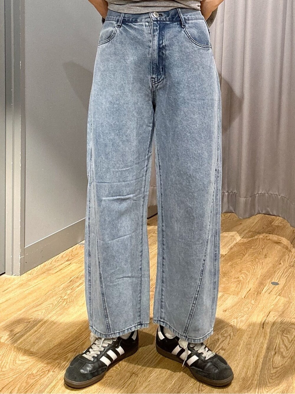 グレー系のその他トップス、ブルー系のその他パンツ、ブラウン系のショルダーバッグを着用したレディースの春コーディネートの6枚目の写真