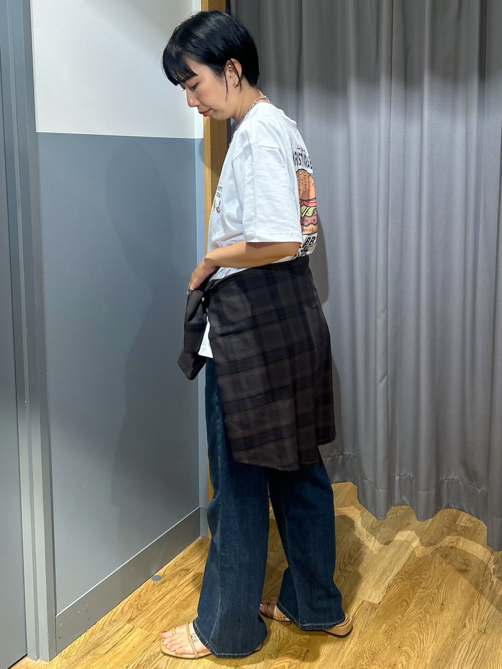 ホワイト系のTシャツ/カットソー、ブラウン系のシャツ/ブラウス、ブルー系のデニムパンツを着用したレディースの夏コーディネートの2枚目の写真