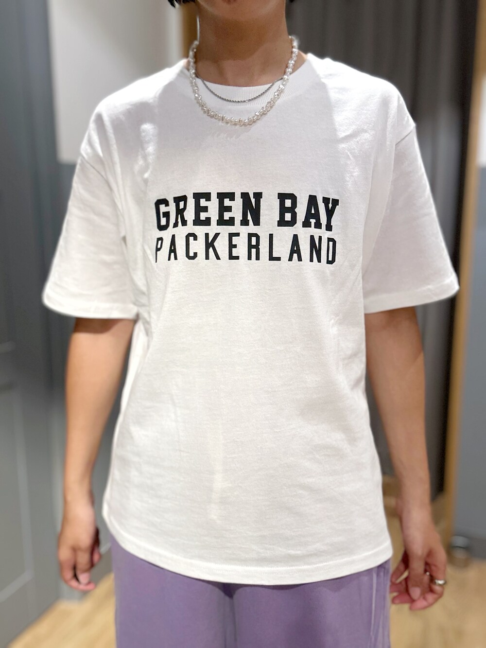 ホワイト系のTシャツ/カットソー、ブラック系のスカート、パープル系のその他パンツを着用したレディースの夏コーディネートの5枚目の写真