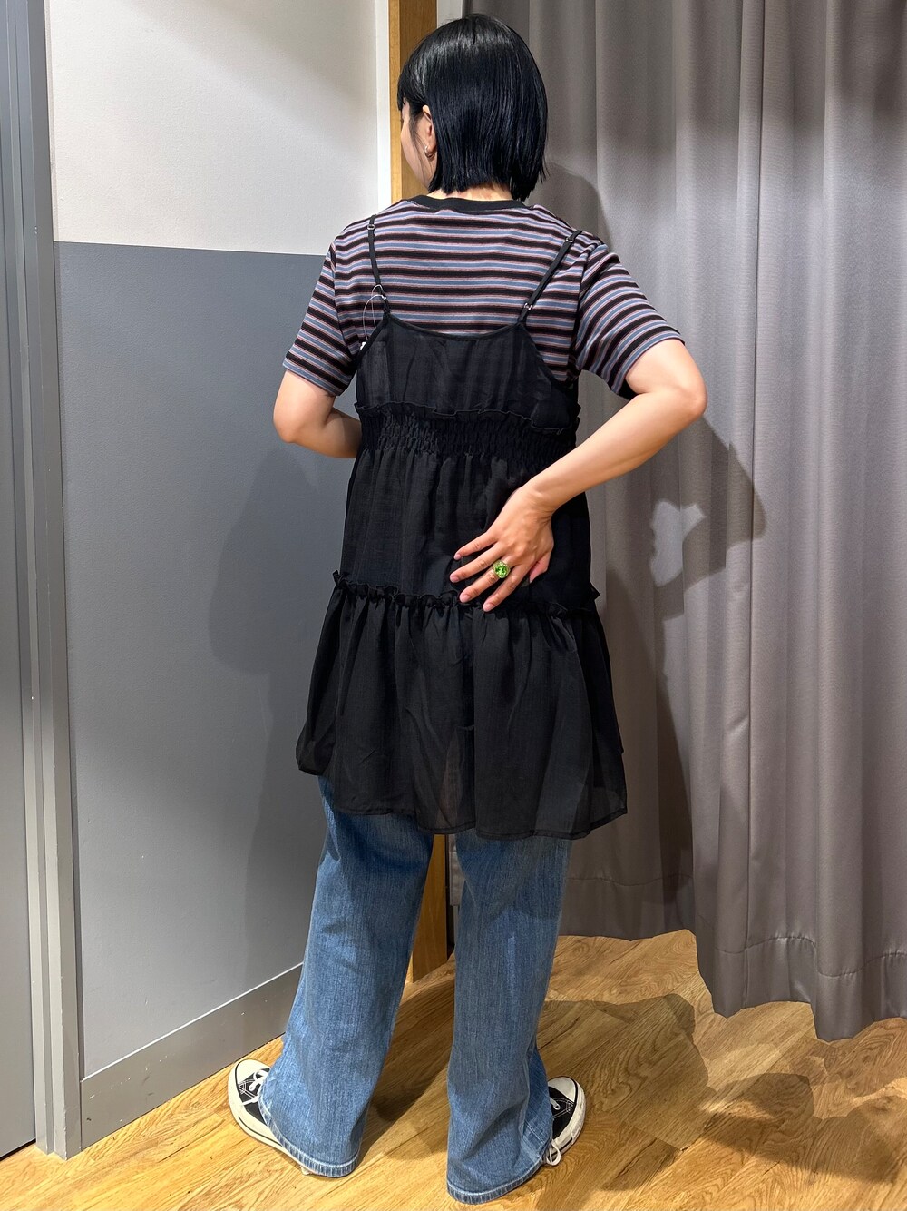 ブルー系のTシャツ/カットソー、ブラック系のベスト、ブルー系のデニムパンツを着用したレディースの夏コーディネートの4枚目の写真