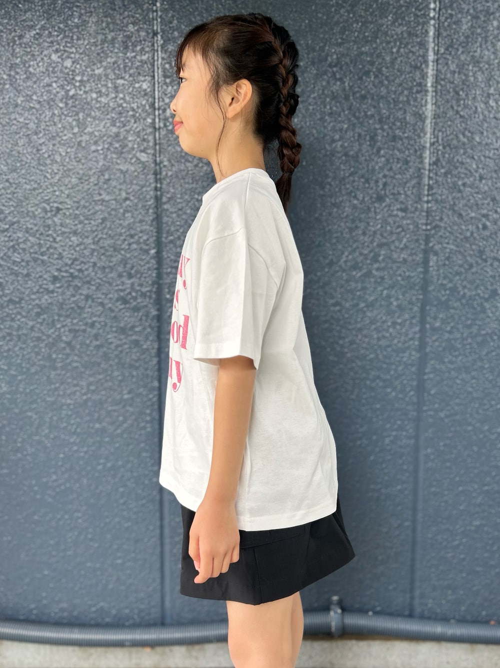 ホワイト系のTシャツ/カットソー、ブラック系のスカート、パープル系のショルダーバッグを着用したレディースの春コーディネートの7枚目の写真