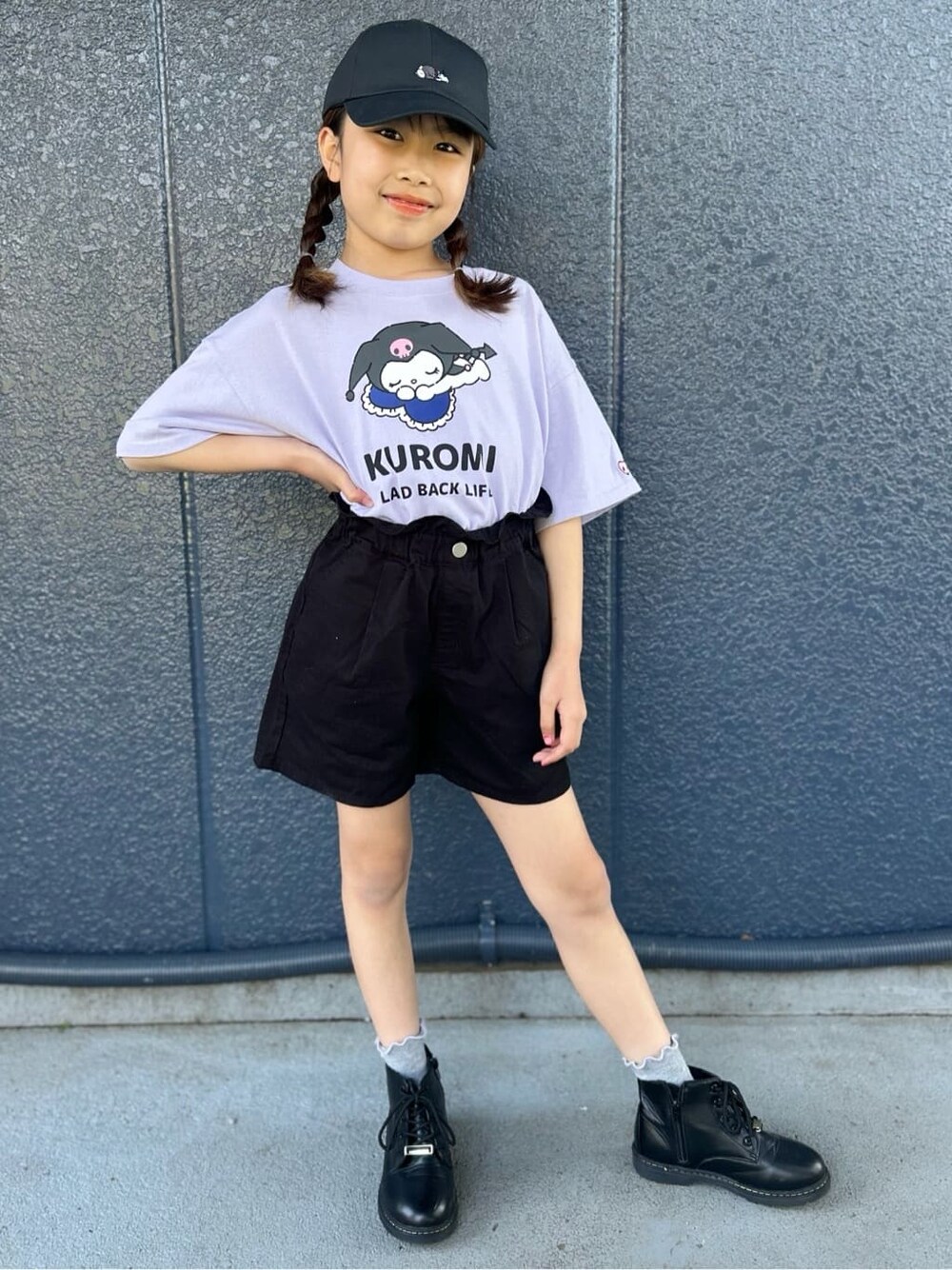 パープル系のTシャツ/カットソー、ブラック系のその他パンツ、ブラック系のショルダーバッグを着用したキッズの春コーディネートの2枚目の写真