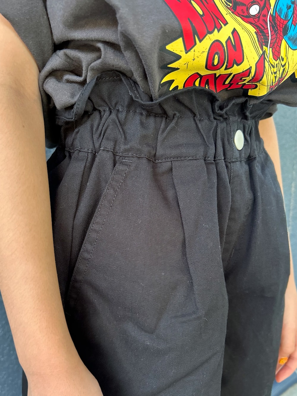 ブラック系のTシャツ/カットソー、ブラック系のその他パンツを着用したキッズの夏コーディネートの7枚目の写真