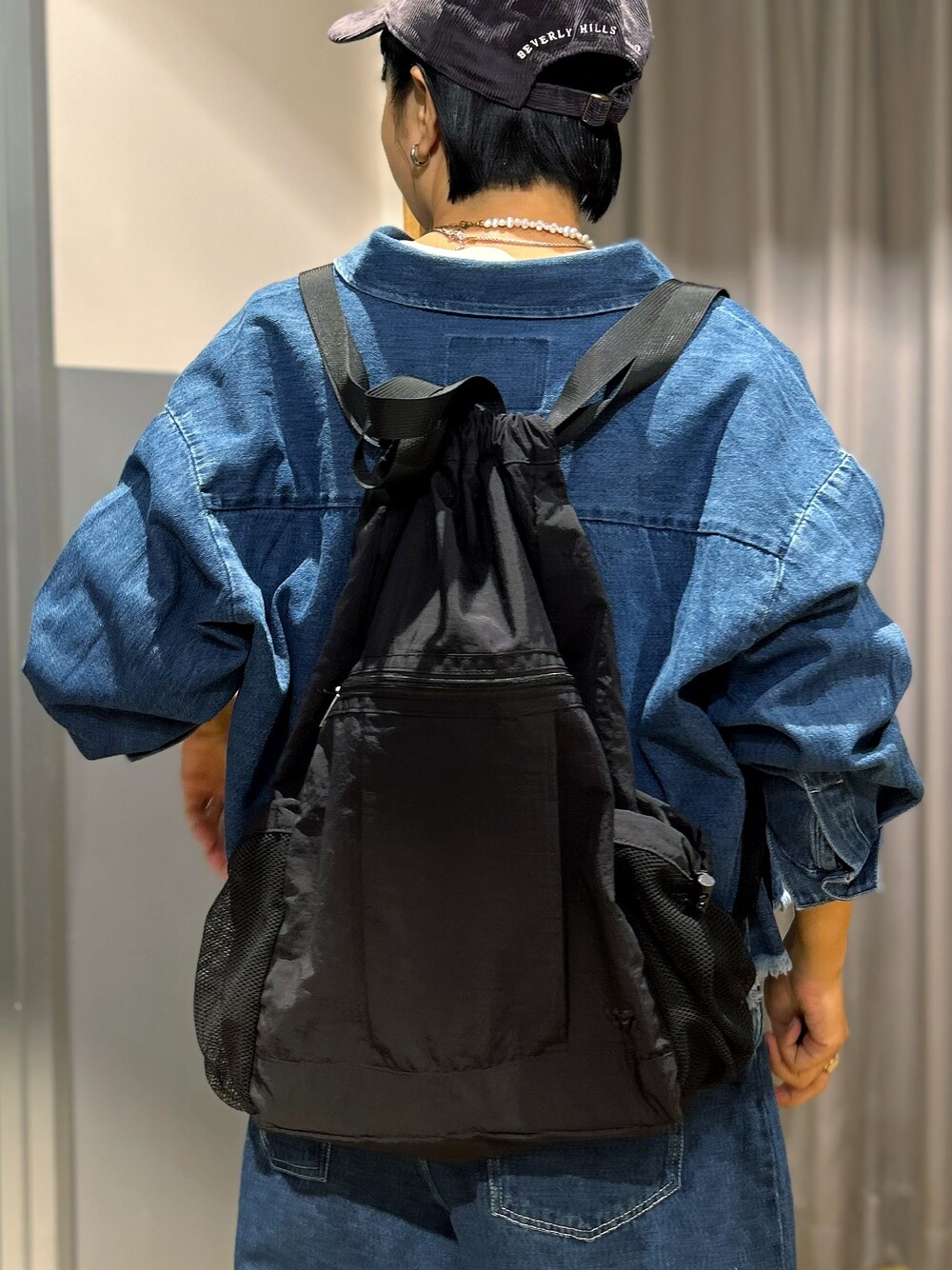 ホワイト系のTシャツ/カットソー、ブルー系のシャツ/ブラウス、ブルー系のその他パンツを着用したレディースの秋コーディネートの10枚目の写真