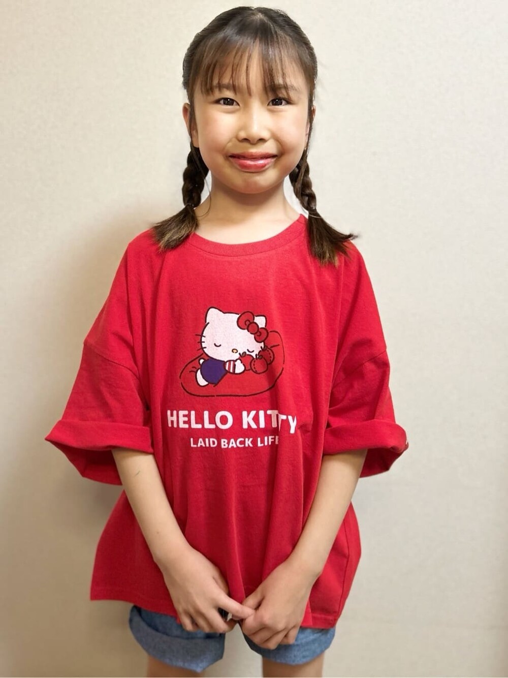 レッド系のTシャツ/カットソー、ブルー系のその他パンツ、ブラック系のボディバッグ/ウエストポーチを着用したキッズの春コーディネートの5枚目の写真