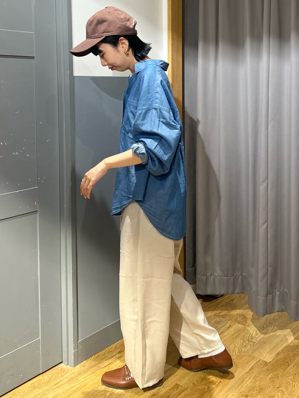 ブルー系のシャツ/ブラウス、ベージュ系のその他パンツ、ホワイト系のタンクトップを着用したレディースの春コーディネートの3枚目の写真
