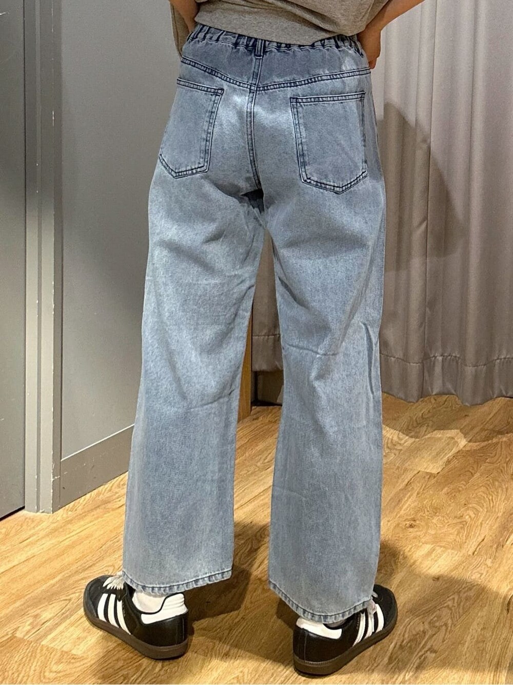 グレー系のその他トップス、ブルー系のその他パンツ、ブラウン系のショルダーバッグを着用したレディースの春コーディネートの7枚目の写真