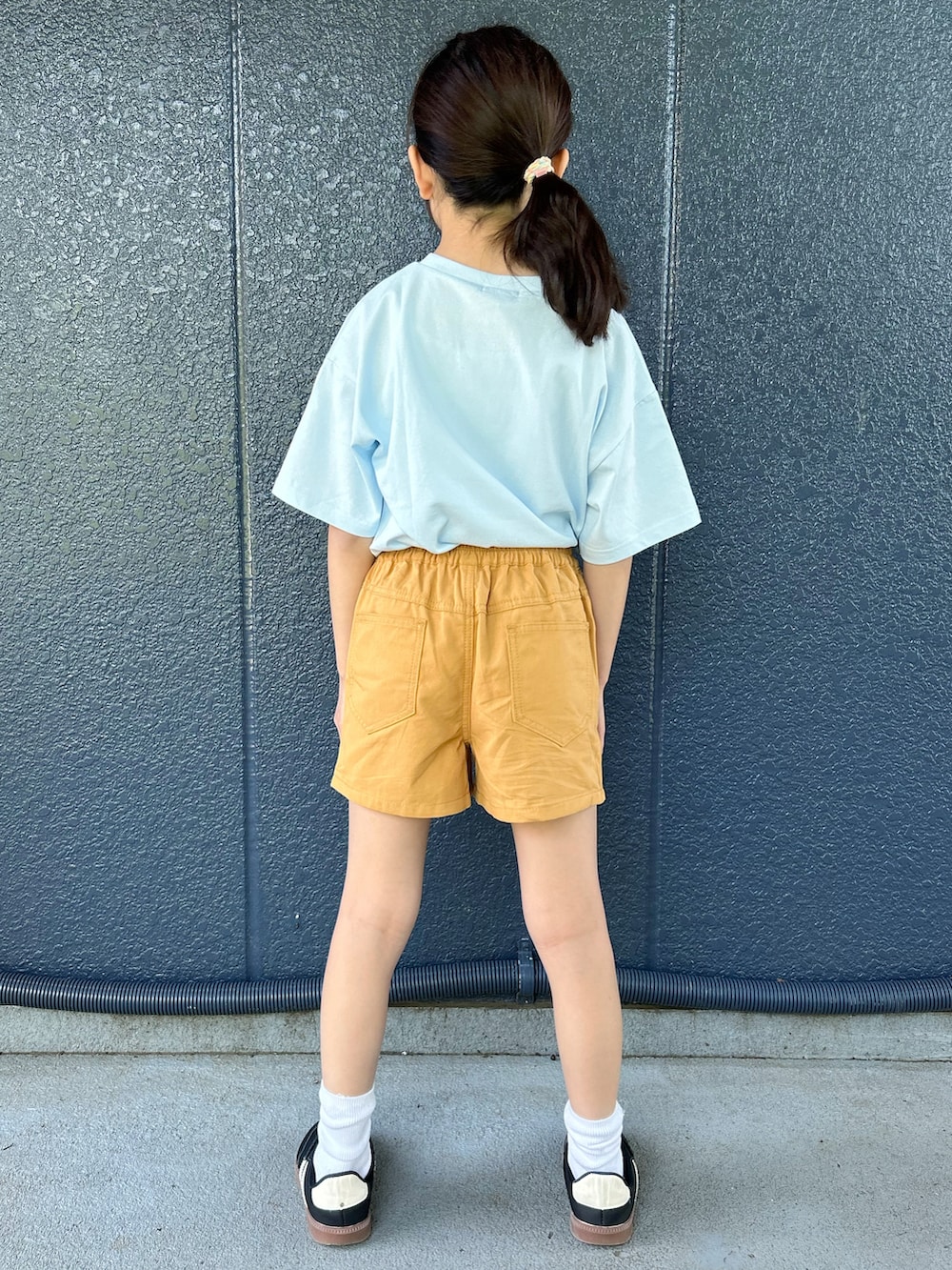 ブルー系のTシャツ/カットソー、イエロー系のその他パンツ、ブラック系のパーカーを着用したキッズの夏コーディネートの4枚目の写真