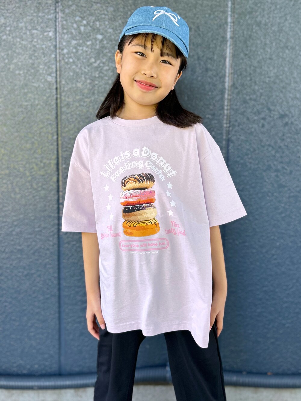ピンク系のTシャツ/カットソー、ブラック系のその他パンツ、ブルー系のキャップを着用したレディースの春コーディネートの5枚目の写真
