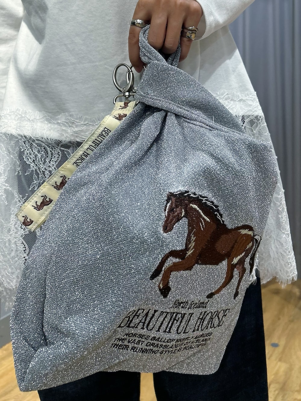 ホワイト系のTシャツ/カットソー、ブルー系のデニムパンツ、ブルー系のカーディガン/ボレロを着用したレディースの秋コーディネートの9枚目の写真