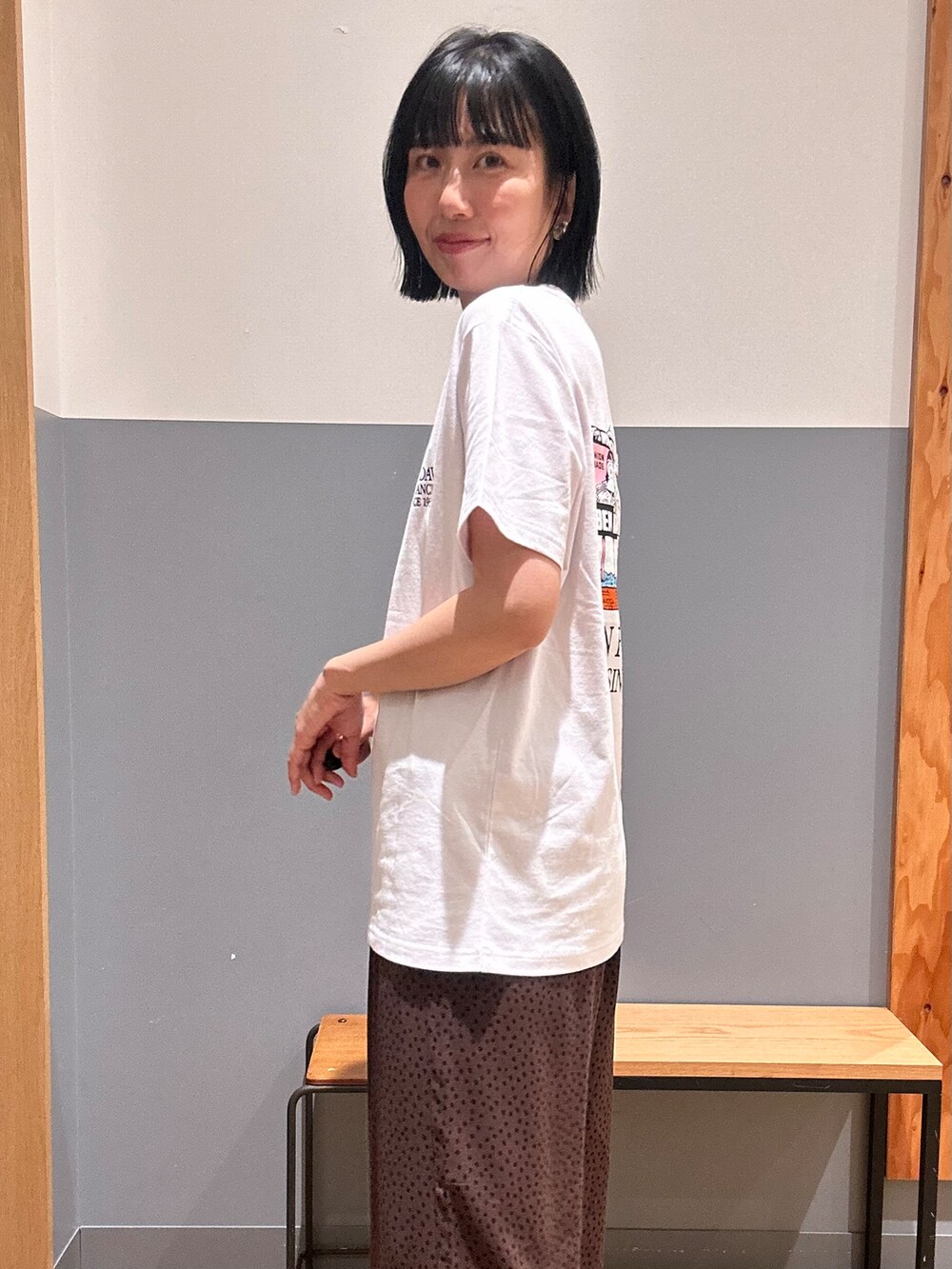 ホワイト系のTシャツ/カットソー、ブラック系のその他パンツ、ブラック系のバンダナ/スカーフを着用したレディースの夏コーディネートの6枚目の写真