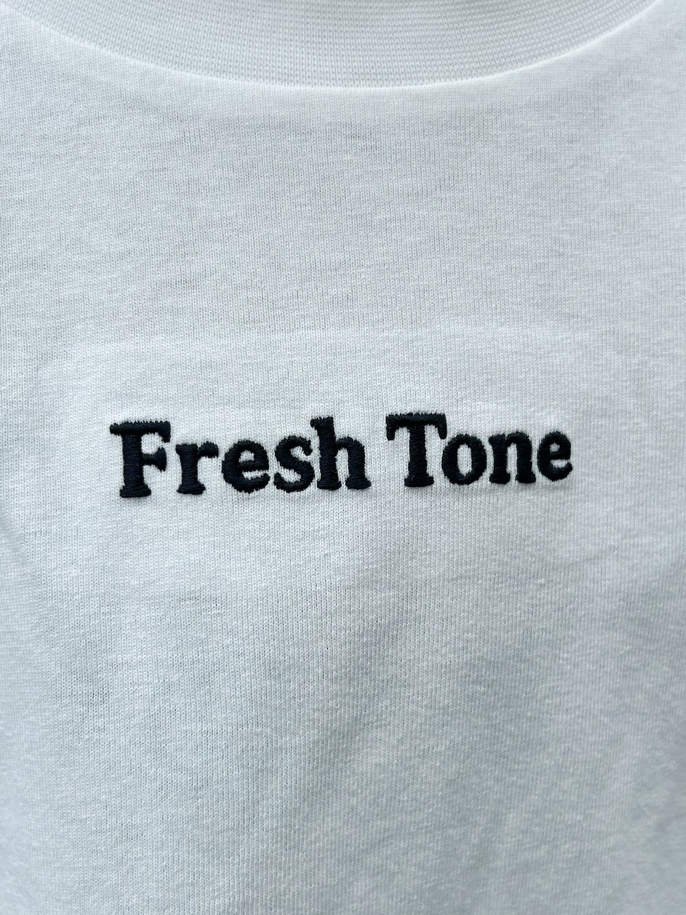 ホワイト系のTシャツ/カットソー、ブルー系のその他パンツ、パープル系のショルダーバッグを着用したキッズの夏コーディネートの5枚目の写真