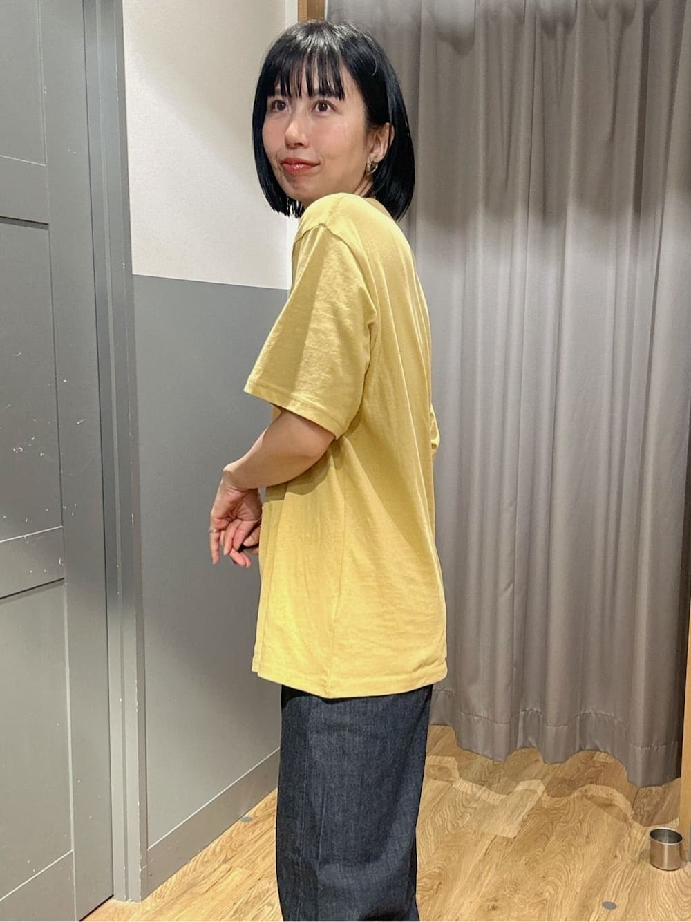 イエロー系のTシャツ/カットソー、ブルー系のデニムパンツ、ブラウン系のバンダナ/スカーフを着用したレディースの夏コーディネートの7枚目の写真