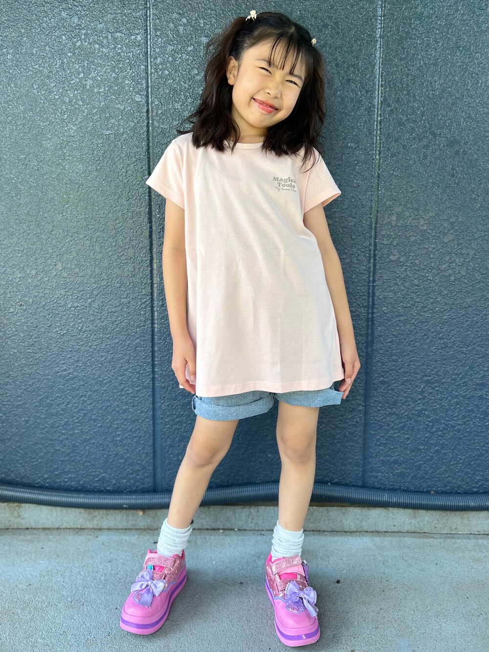ブルー系のその他パンツ、ピンク系のTシャツ/カットソー、ピンク系のショルダーバッグを着用したキッズの春コーディネートの2枚目の写真