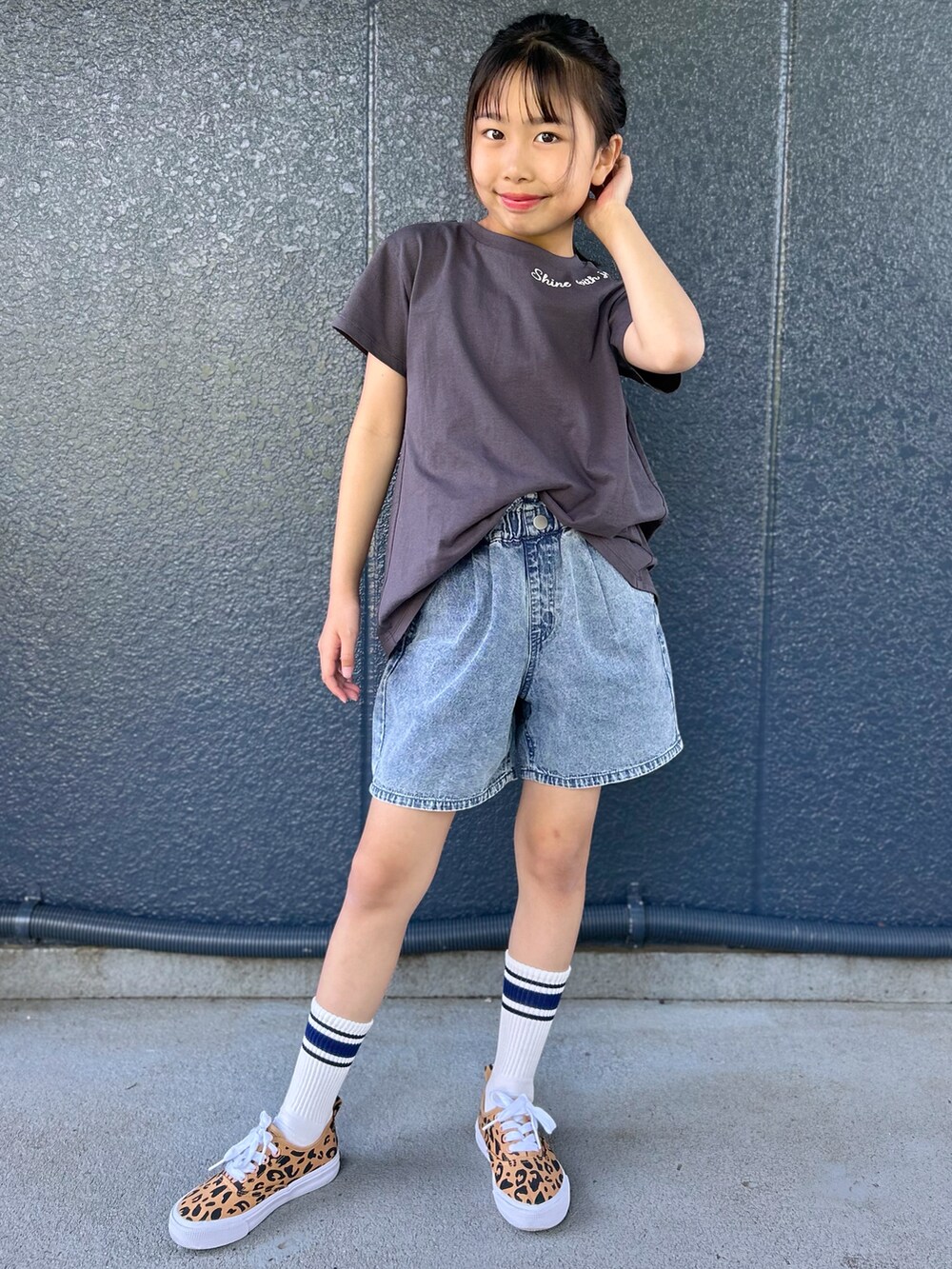グレー系のTシャツ/カットソー、ブルー系のその他パンツ、ブラック系のショルダーバッグを着用したレディースの春コーディネートの2枚目の写真