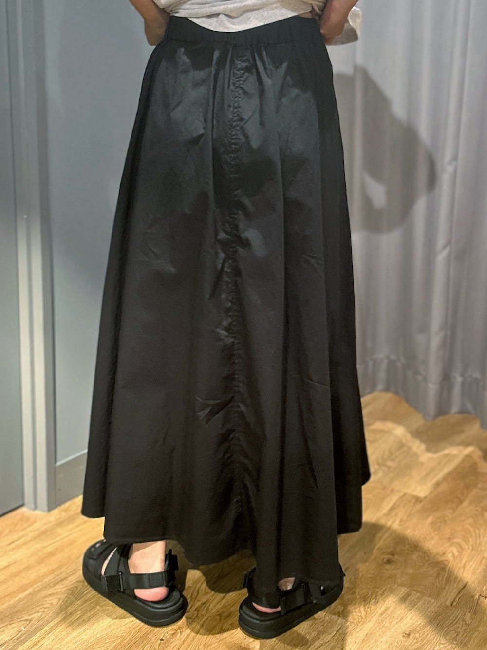 グレー系のTシャツ/カットソー、ブラック系のスカート、ブラック系のボディバッグ/ウエストポーチを着用したレディースの夏コーディネートの6枚目の写真