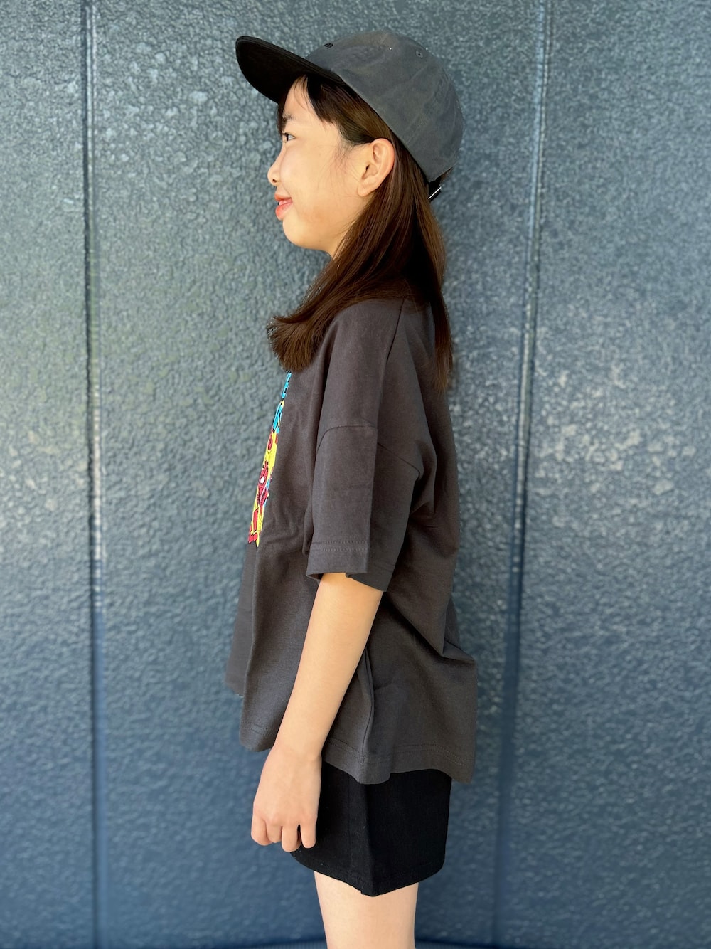 ブラック系のTシャツ/カットソー、ブラック系のその他パンツを着用したキッズの夏コーディネートの5枚目の写真