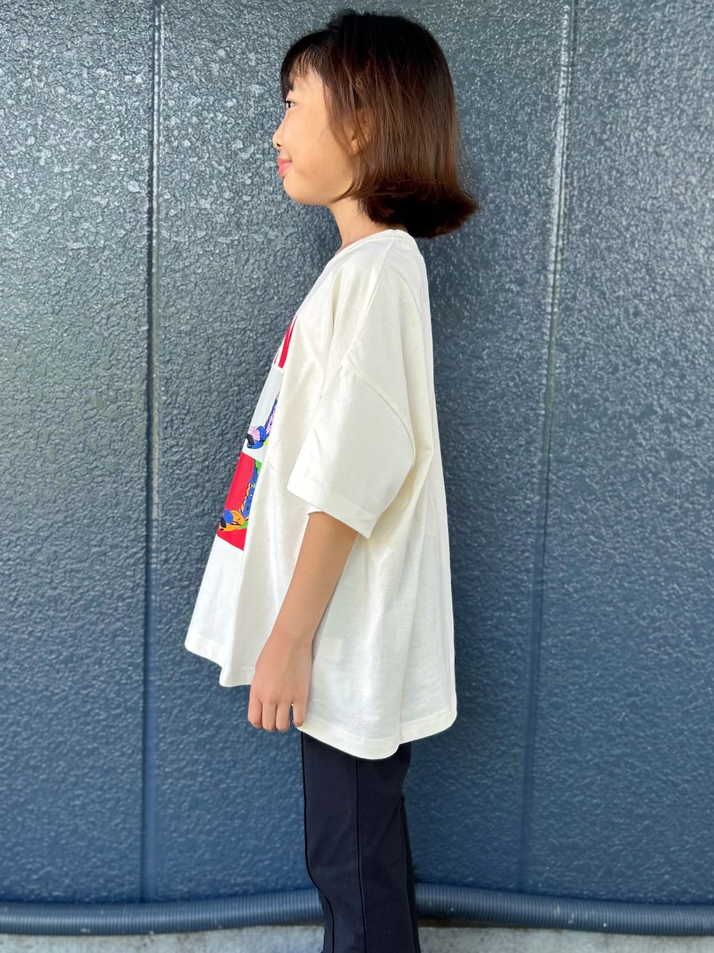 ホワイト系のTシャツ/カットソー、ブラック系のその他パンツ、ブラック系のボディバッグ/ウエストポーチを着用したキッズの夏コーディネートの5枚目の写真