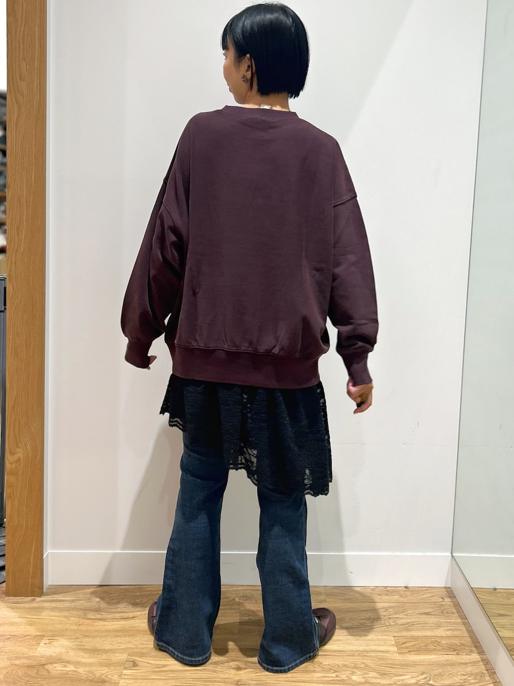レッド系のスウェット、ブルー系のその他パンツ、ブラック系のショルダーバッグを着用したレディースの秋コーディネートの3枚目の写真