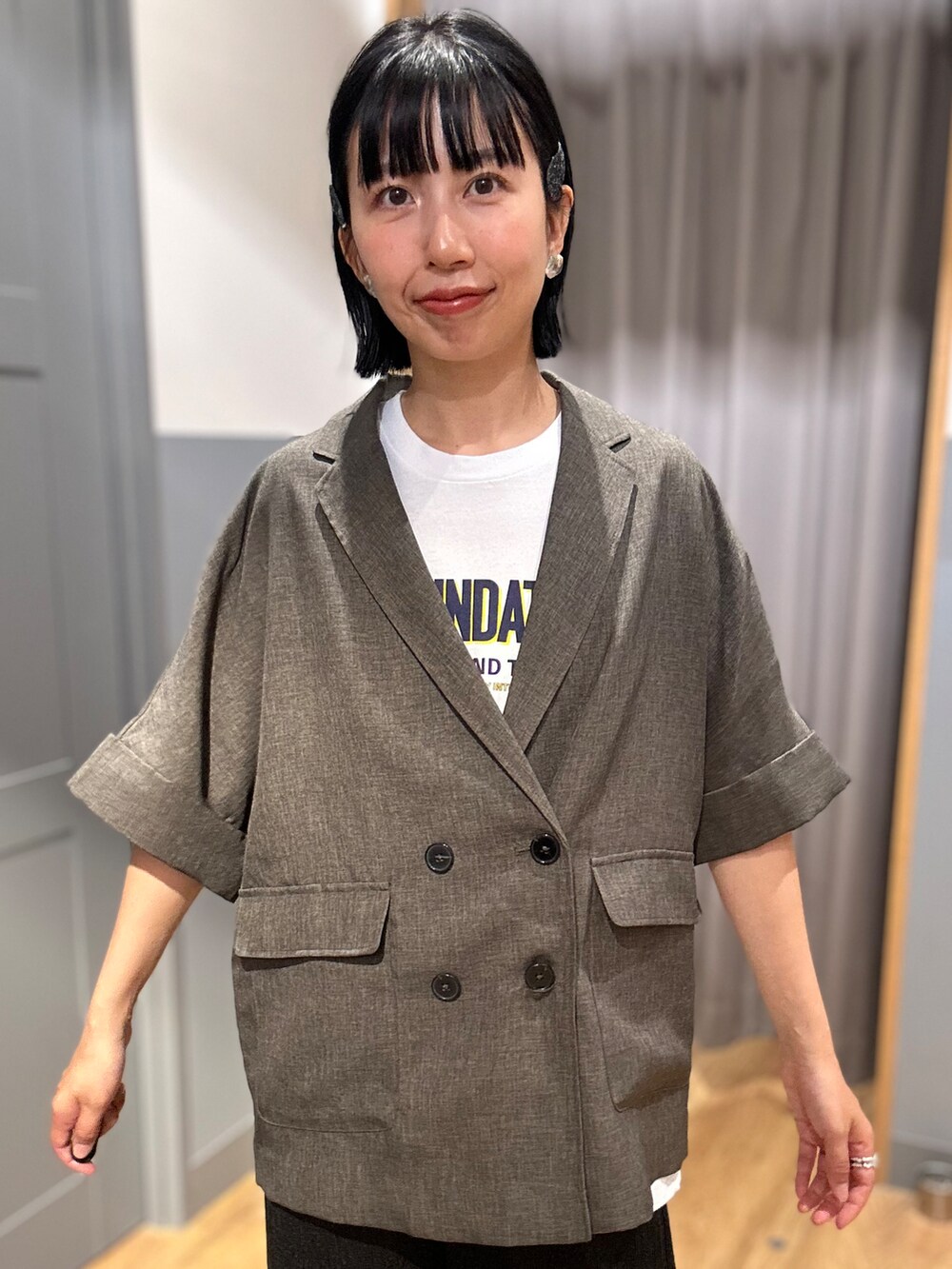 ブラック系のその他パンツ、グレー系のテーラードジャケット、イエロー系のショルダーバッグを着用したレディースの夏コーディネートの8枚目の写真
