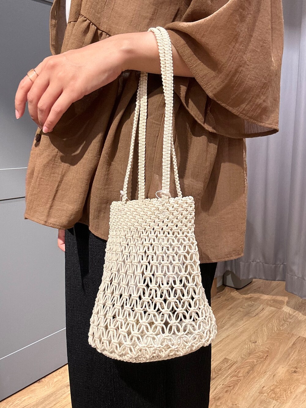 ブラウン系のシャツ/ブラウス、ホワイト系のタンクトップ、ブラック系のその他パンツを着用したレディースの夏コーディネートの9枚目の写真