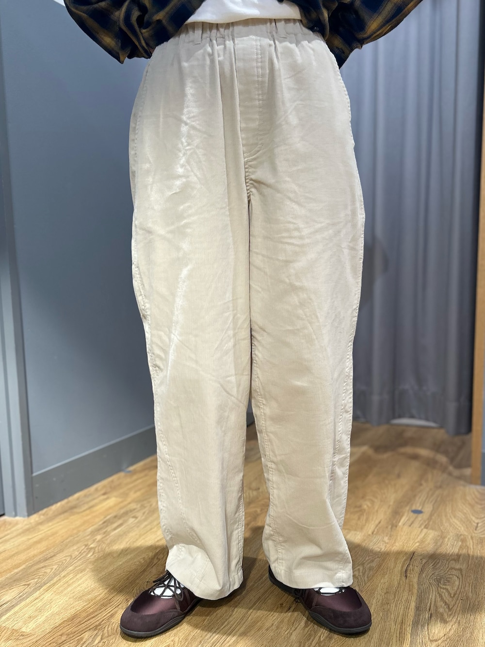 ブルー系のシャツ/ブラウス、ホワイト系のシャツ/ブラウス、ホワイト系のその他パンツを着用したレディースの秋コーディネートの7枚目の写真