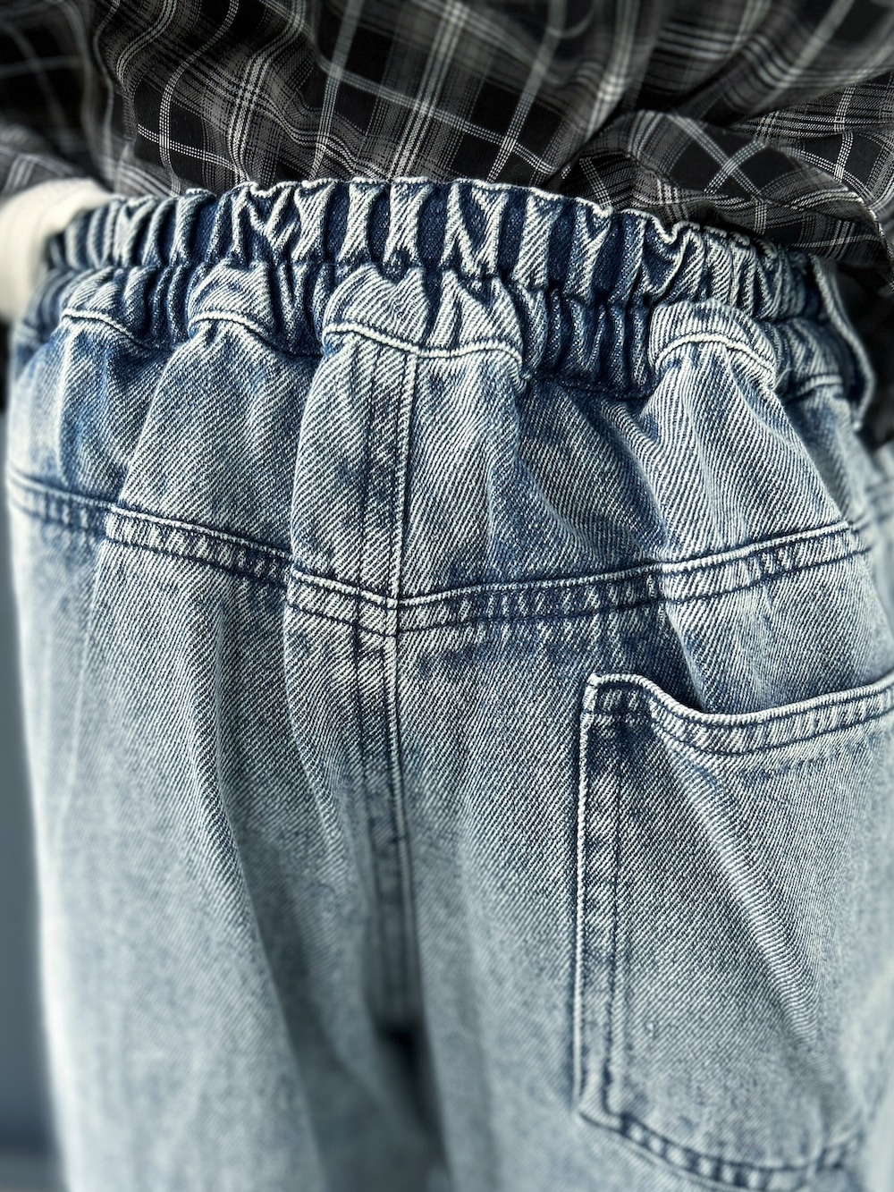 ブラック系のシャツ/ブラウス、ブルー系のその他パンツを着用したキッズの秋コーディネートの8枚目の写真