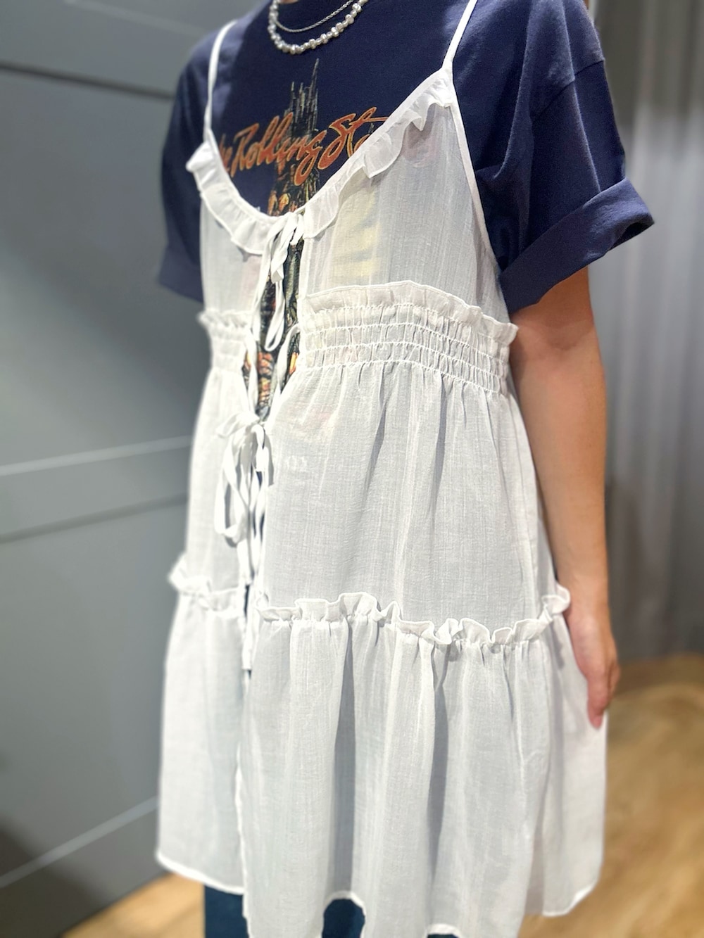 ブルー系のTシャツ/カットソー、ホワイト系のベスト、グリーン系のショルダーバッグを着用したレディースの夏コーディネートの4枚目の写真