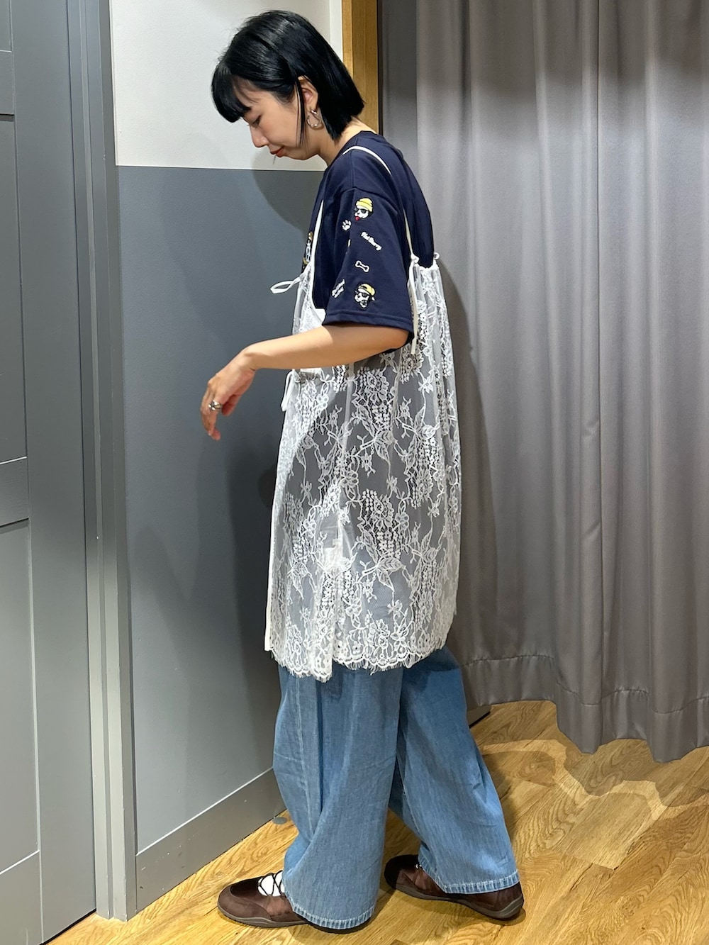 ブルー系のTシャツ/カットソー、ブルー系のデニムパンツ、ホワイト系のTシャツ/カットソーを着用したレディースの夏コーディネートの2枚目の写真