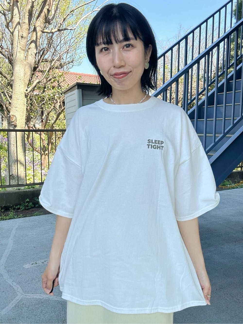 ホワイト系のTシャツ/カットソー、イエロー系のスカート、ホワイト系のTシャツ/カットソーを着用したレディースの春コーディネートの6枚目の写真