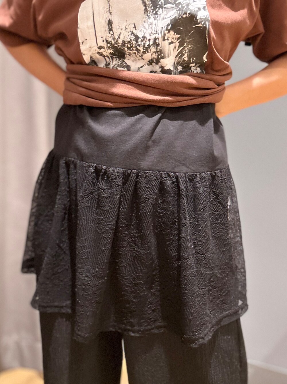 ブラウン系のTシャツ/カットソー、ブラック系のその他パンツ、ブラック系のTシャツ/カットソーを着用したレディースの夏コーディネートの5枚目の写真