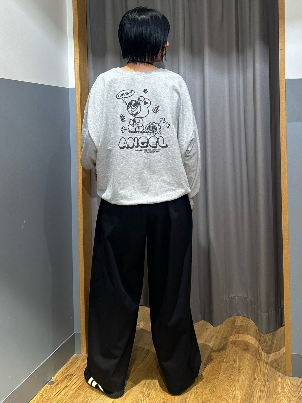 グレー系のニット/セーター、ブラック系のショルダーバッグ、ブラック系のその他パンツを着用したレディースの秋コーディネートの2枚目の写真