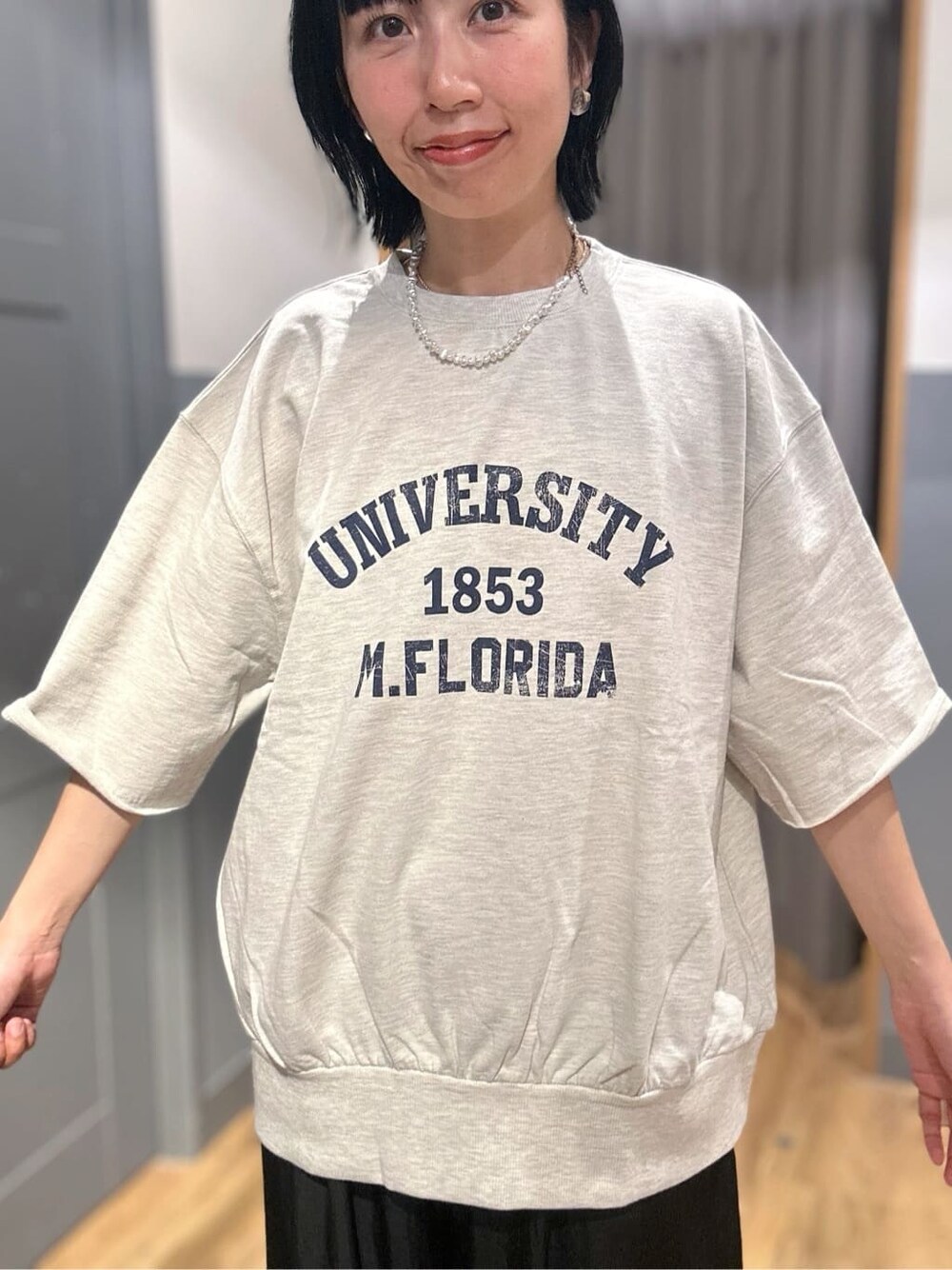 ホワイト系のTシャツ/カットソー、ブラック系のベスト、ブラック系のその他パンツを着用したレディースの春コーディネートの6枚目の写真