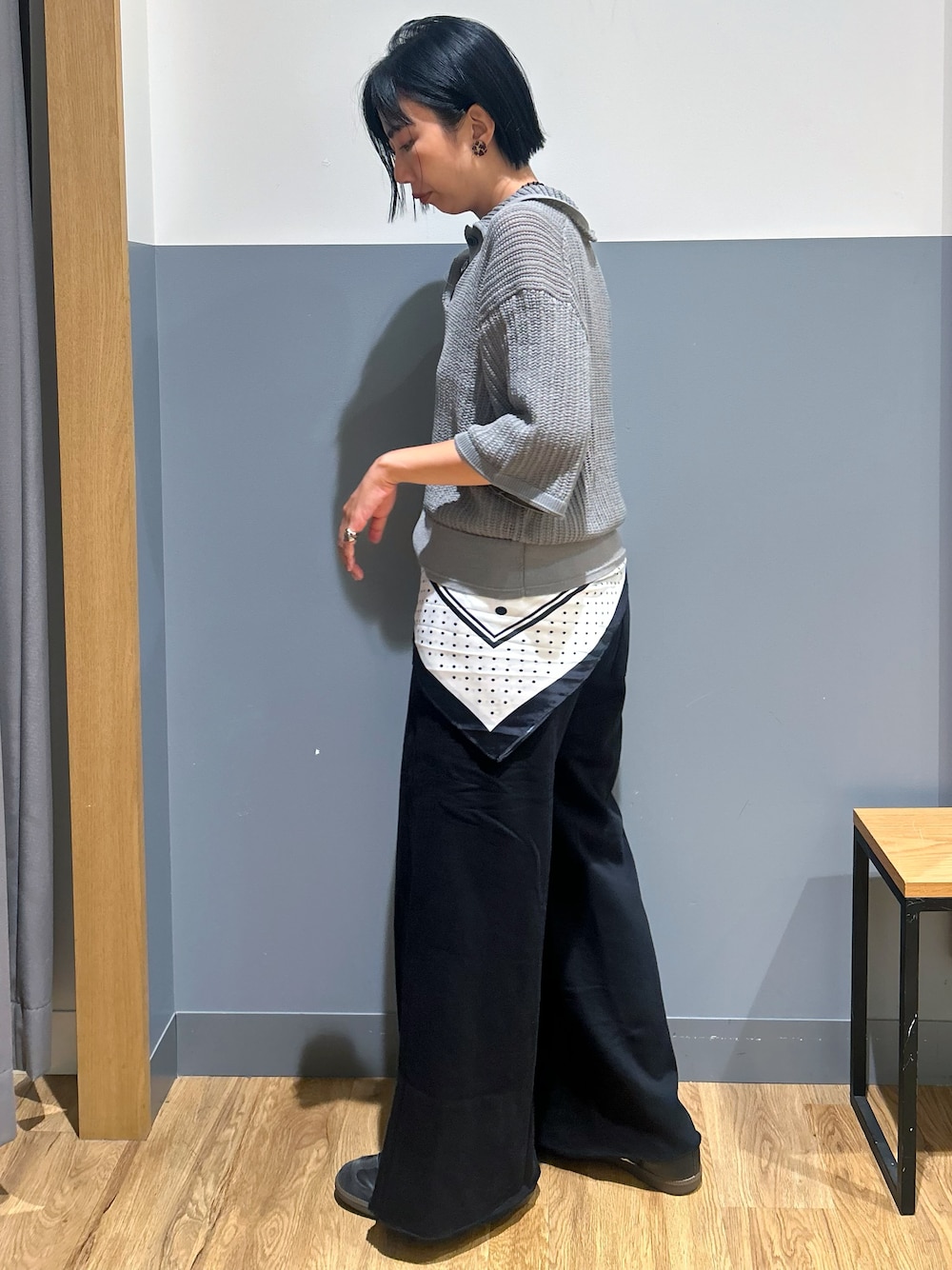 グレー系のニット/セーター、ブラック系のその他パンツ、ブラック系のショルダーバッグを着用したレディースの秋コーディネートの2枚目の写真