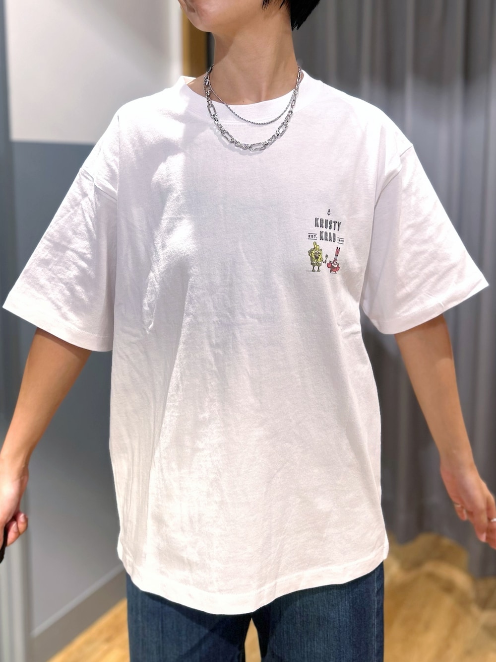 ホワイト系のTシャツ/カットソー、ブラウン系のシャツ/ブラウス、ブルー系のデニムパンツを着用したレディースの夏コーディネートの4枚目の写真