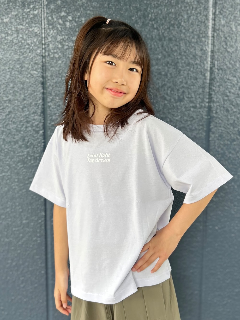 パープル系のTシャツ/カットソー、ブラウン系のスカートを着用したキッズの夏コーディネートの5枚目の写真